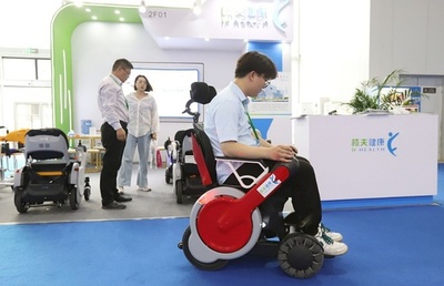 中国で電動車いすに乗って外出する若者が増加