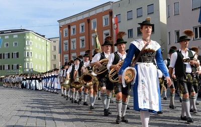 独「ガウフェスト」、真夏に伝統衣装でパレード 