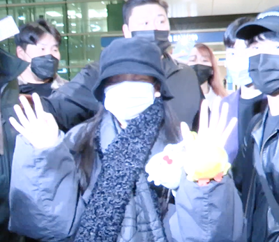 BLACKPINK帰国、「喉の不調」説のジス“完全防備” – KOREA WAVE