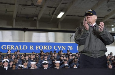 トランプ大統領、最新型空母で演説 海軍力の増強目指す
