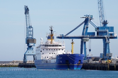 日本の原発で使うMOX燃料がフランス出港 活動家の抗議も