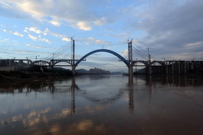 世界初、山間部を走る高速鉄道アーチ大橋が開通
