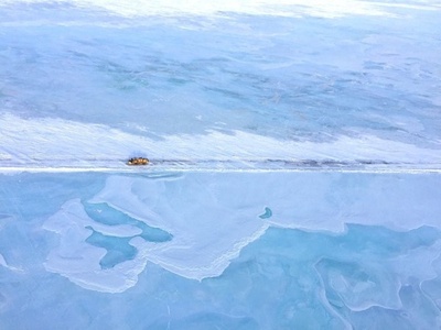 凍った川が氾濫？道路覆い辺り一面氷原に 米アラスカ州