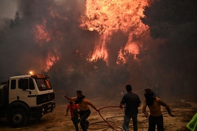 ギリシャ各地で山火事、20人死亡 アテネ郊外に避難命令