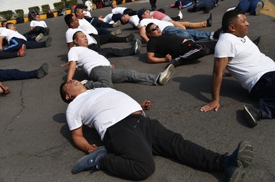 【今日の1枚】「イタタタタ」苦悶の声が聞こえてきそう、肥満と闘う警察官