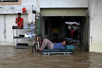 豪雨で洪水 カンボジア首都プノンペン