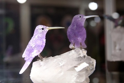 隕石のアクセサリーも展示 北京で中国国際宝石展