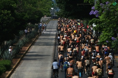 メキシコに裸のサイクリスト集団、自動車文化に抗議