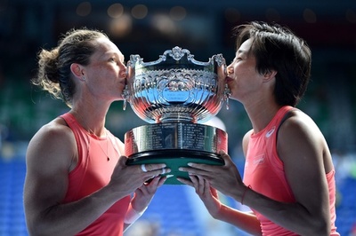 ノーシードのストーサー/張組、全豪OP女子複初制覇