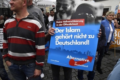 忘却された第1次世界大戦の記憶、ドイツ帝国復活を狙う極右