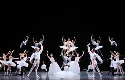 ウィーン国立バレエ団、「白の組曲」を披露
