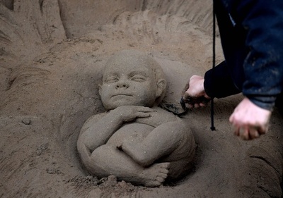 バチカンに「キリスト降誕」 今年の材料は砂