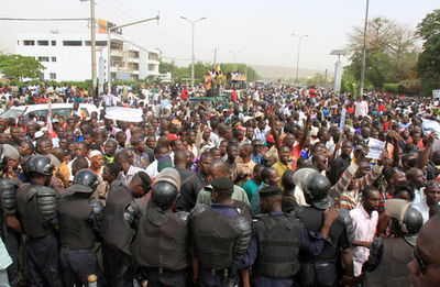 クーデターで所在不明のマリ大統領、電話で無事を確認