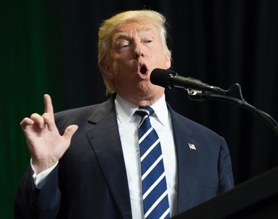 授業中にトランプ氏批判した米大学教授、殺すと脅迫され身を隠す