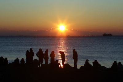 2016年、東京湾に昇る初日の出