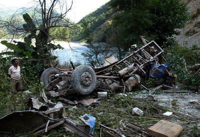 ネパールの山道からバス落下、41人死亡