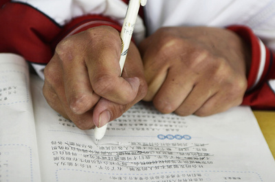 指1本で小説執筆、9年で210万字 浙江・脳性まひの27歳