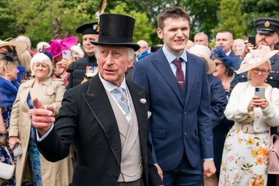 チャールズ英国王夫妻、ガーデンパーティーに出席 スコットランド