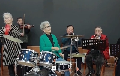 中国の90歳女性、70歳でドラムを習いバンドを結成