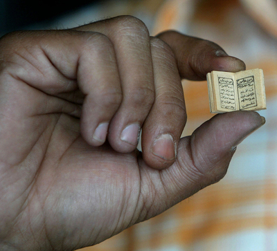 携帯に便利、超小型版イスラム教コーラン