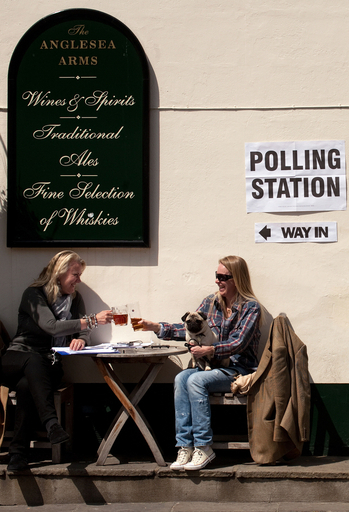投票ついでに一杯いかが？パブや美容室が投票所に 英総選挙