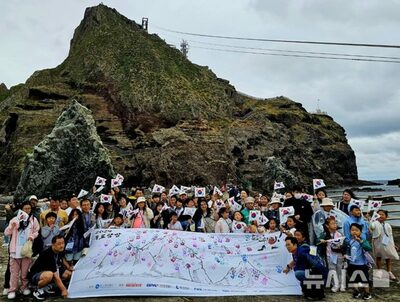 「『独島』滞在わずか20分」国旗振り、懸命にシャッター…[KWレポート] 韓国・実効支配の現地教育 (5)