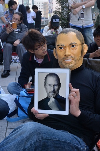 アップル「iPhone 5S」、廉価版と同時に発売