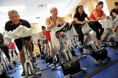 減量してネパールに寄付を、フィンランドの慈善運動