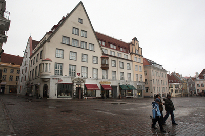 エストニアの牧師、DNA検査で資産家の息子と判明 大金を相続