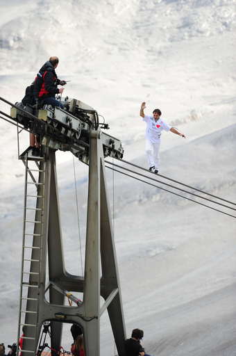 ロープウエーを綱渡り、命綱なしの世界記録挑戦