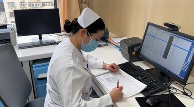 地上1万メートルの機内で中国人男性が急病　幸運にも「結婚休暇中の看護師」に出会う