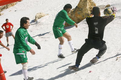 モラレス大統領 6000メートルの高地で親善試合