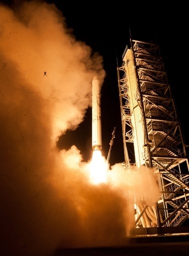 ロケットと共に打ち上がるカエル、NASAが偶然撮影
