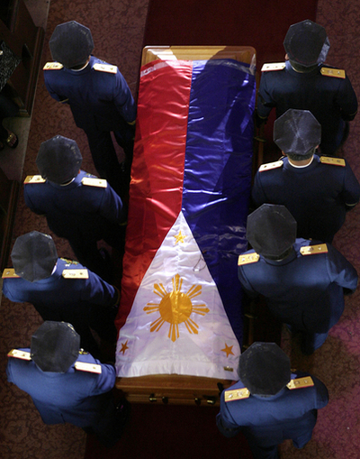 マニラ市民、アキノ元比大統領に最後のお別れ