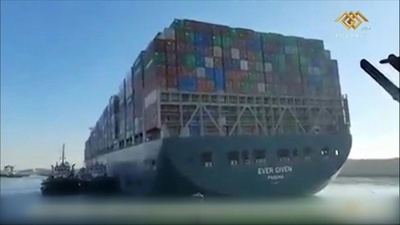 動画:スエズ運河の座礁船、「正しい方向に80%」回頭 運河庁