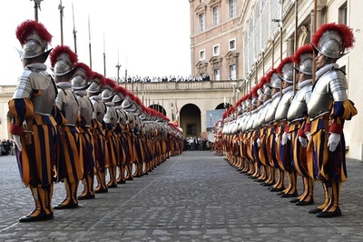 ローマ法王を命がけで守る、スイス衛兵の新兵が宣誓式 バチカン