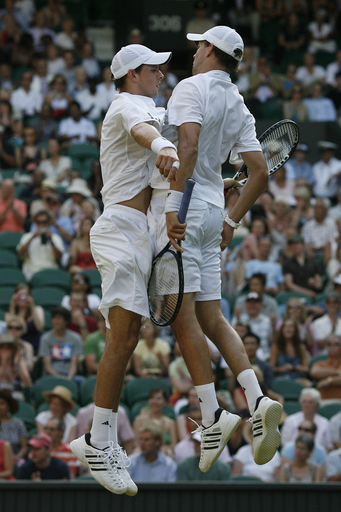 ブライアン兄弟が準決勝進出、ウィンブルドン選手権