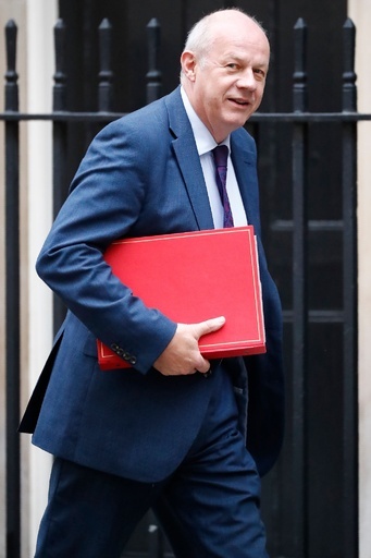 セクハラ疑惑の英筆頭国務相が辞任