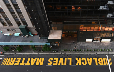 トランプタワー前に「黒人の命は大切」 NY市長らが描く