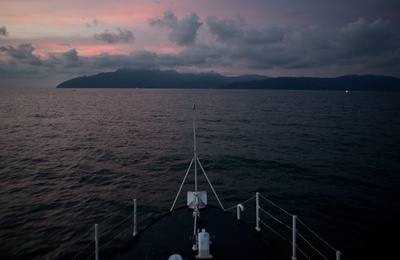 中国人観光客28人乗せた船、マレーシア沖で行方不明に