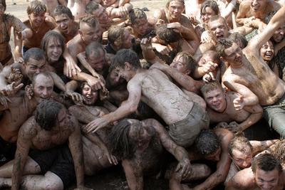 ポーランドの音楽フェスで泥遊び