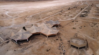 干上がったサワ湖 水の過剰使用と気候変動のはざまで イラク