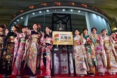 華やか晴れ着で取引開始、東証で大発会