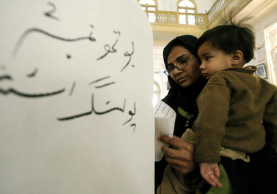 パキスタン総選挙、一部地域で女性の投票中止