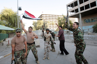 アジアカップ初優勝を喜ぶイラク人兵士