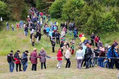 バルト海はさんで綱引き、ロープは全長10キロ エストニア