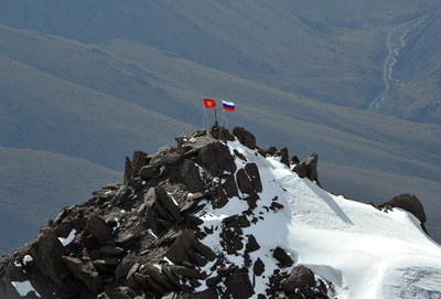 「プーチン峰」のウクライナ国旗、キルギス登山連盟が撤去