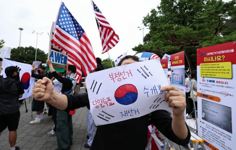 スローガンを叫ぶ開票所封鎖デモの参加者(c)MONEYTODAY