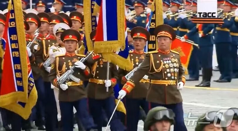 ロシア戦勝記念日の軍事パレードに参加して行進する北朝鮮軍の姿＝ロシア国営タス通信のSNS(c)news1