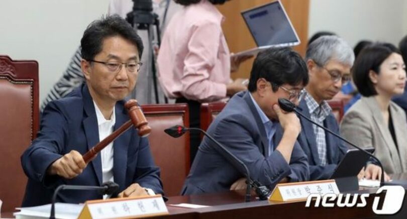 議事棒を叩くパク・ジュンシク委員長(c)news1